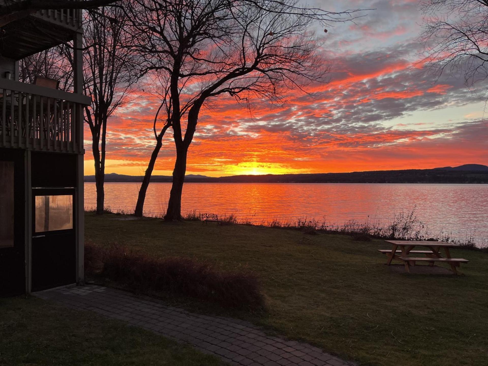 Condos Memphremagog Екстериор снимка